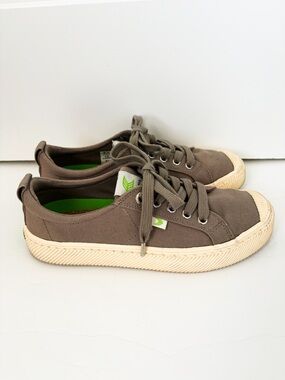 Cariuma OCA Low Cap Tie Sneaker Grey Cream Size 7.5